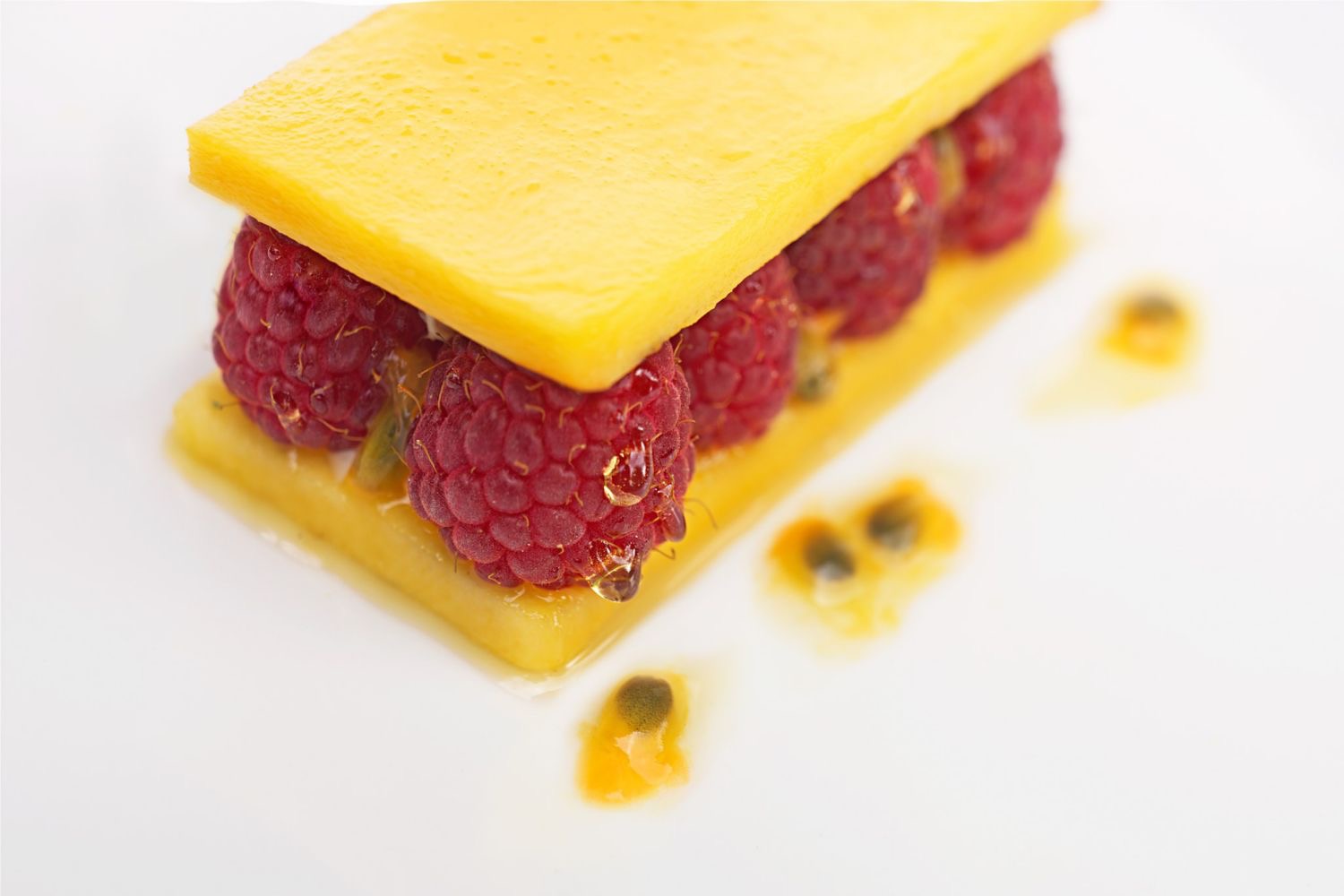 Framboises en sandwich de mangue, un jus de Passion - Cru